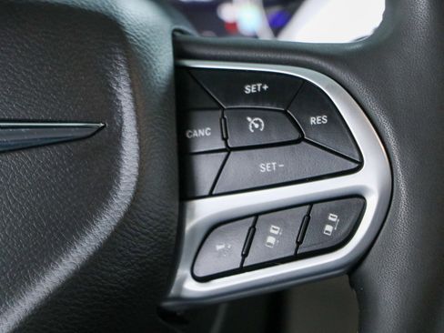 Used 2022 Chrysler Pacifica Touring-L FWD image 14