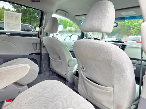 Used 2014 Toyota Sienna LE AWD/4WD image 57