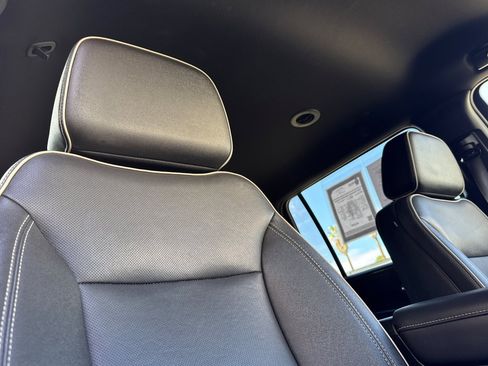 Used 2023 Chevrolet Suburban Premier image 18