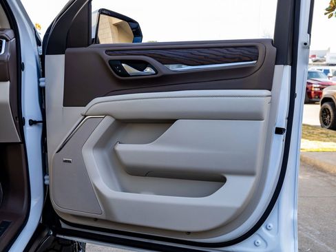 Used 2024 GMC Yukon XL Denali w/ Advanced Technology Package image 39