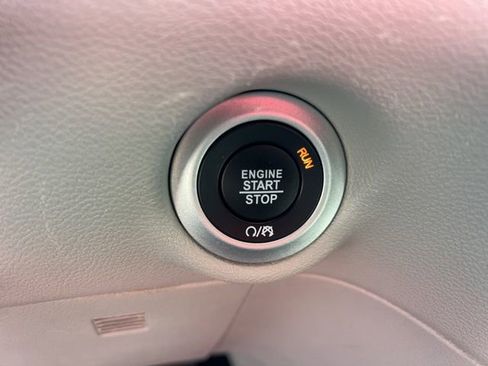 Used 2024 Chrysler Pacifica Touring-L FWD image 13
