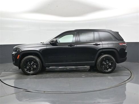 New 2025 Jeep Grand Cherokee Altitude image 7