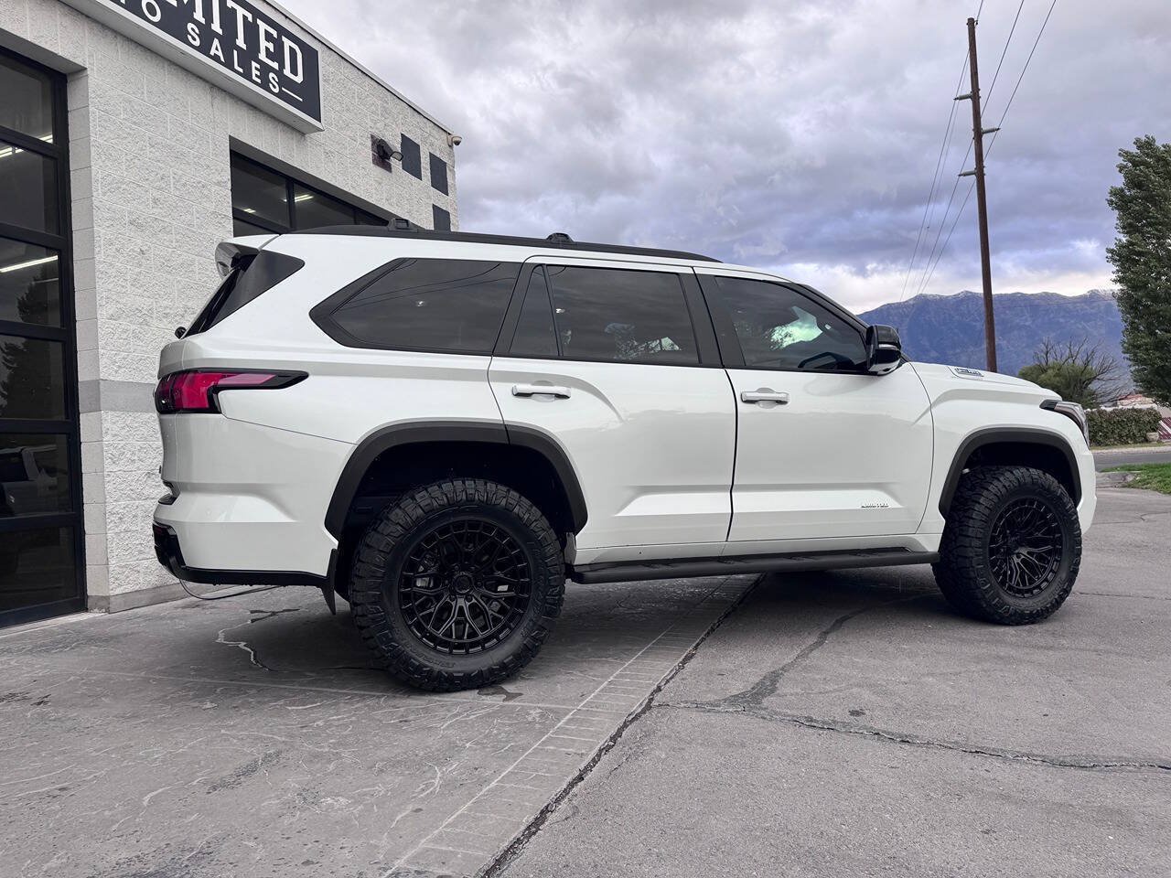 Used 2025 Toyota Sequoia Limited w/ Tow Technology Package AWD/4WD image 4