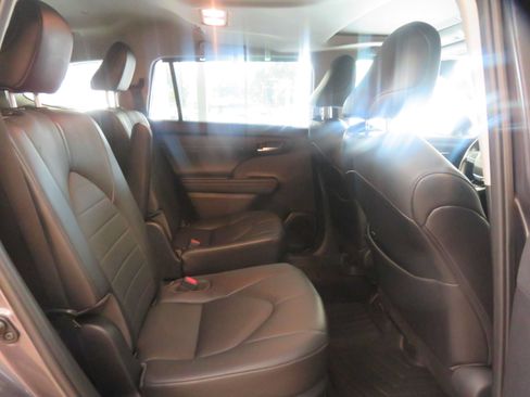 Used 2020 Toyota Highlander XLE FWD image 25
