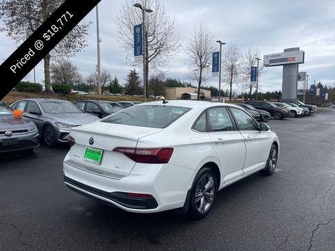 Certified 2023 Volkswagen Jetta SE w/ Panoramic Sunroof Package image 4