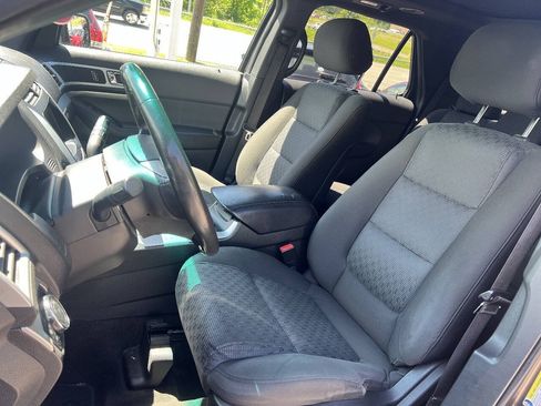 Used 2015 Ford Explorer XLT w/ Equipment Group 201A FWD image 11