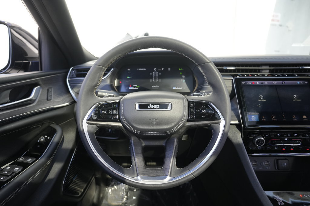 Used 2023 Jeep Grand Cherokee Overland AWD/4WD image 45
