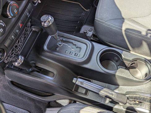 Used 2018 Jeep Wrangler Unlimited Sahara w/ Connectivity Group AWD/4WD image 15