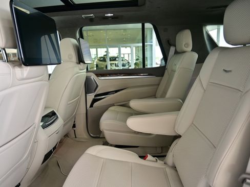 Used 2025 Cadillac Escalade Sport Platinum w/ LPO, ONYX Package image 17