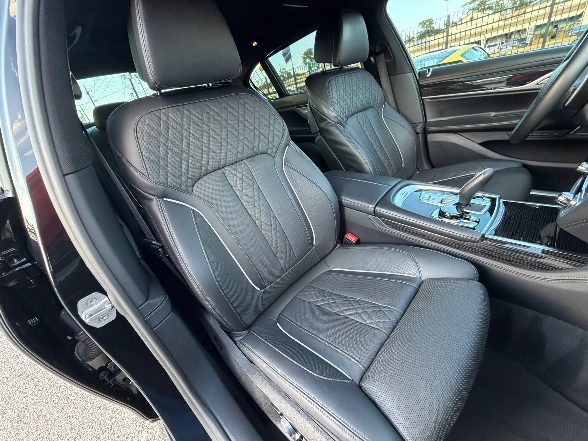 Used 2020 BMW 750i xDrive w/ Autobahn Package AWD/4WD image 22