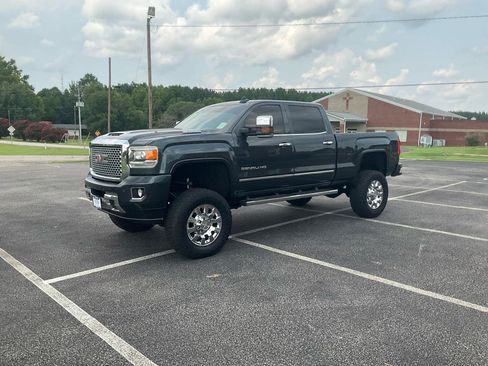Used 2017 GMC Sierra 2500 Denali w/ Duramax Plus Package AWD/4WD image 13