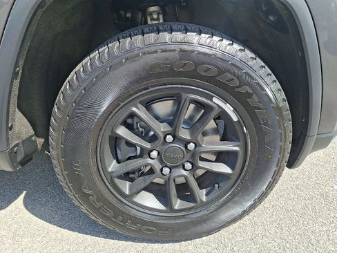 Used 2020 Jeep Grand Cherokee Laredo AWD/4WD image 8