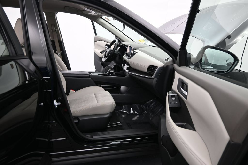 Used 2025 Nissan Rogue SV FWD image 18