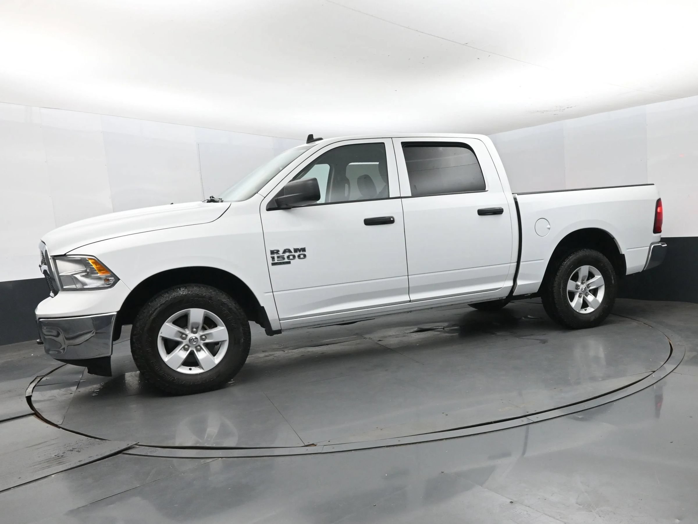 Used 2022 RAM 1500 Classic SLT w/ Electronics Group AWD/4WD image 5