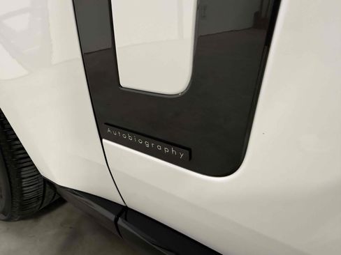Used 2025 Land Rover Range Rover Long Wheelbase Autobiography image 19