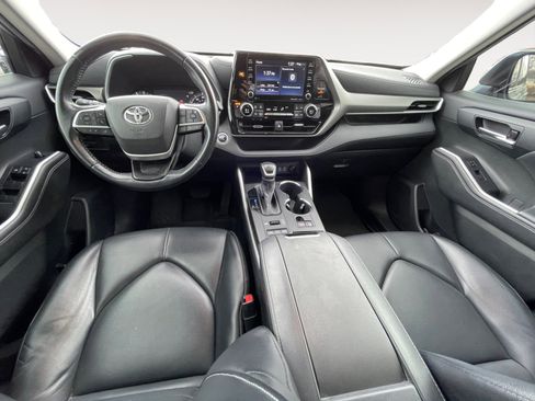 Used 2022 Toyota Highlander XLE AWD/4WD image 11