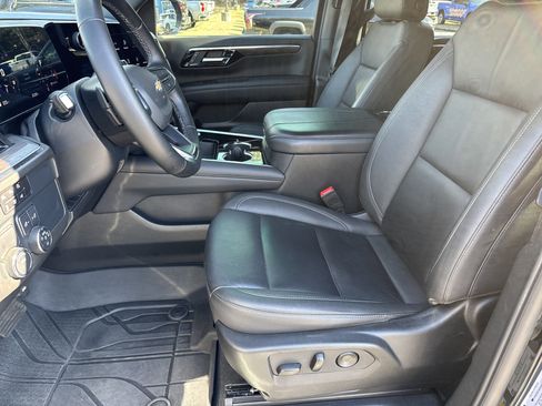 Used 2025 Chevrolet Suburban LT w/ Comfort Package image 9