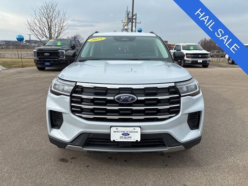 Used 2025 Ford Explorer Active AWD/4WD image 3