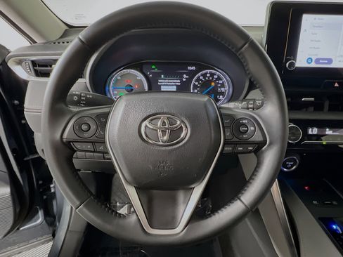 Used 2023 Toyota Venza LE image 18