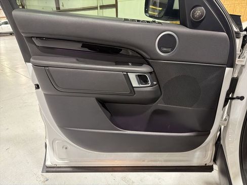 Used 2021 Land Rover Discovery S image 26