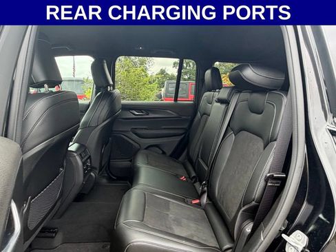 Used 2025 Jeep Grand Cherokee Altitude RWD image 13