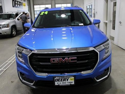 Used 2024 GMC Terrain SLE w/ Driver Convenience Package image 30