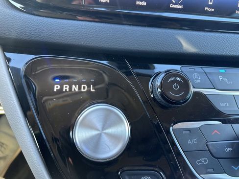 Used 2023 Chrysler Pacifica Touring-L image 17