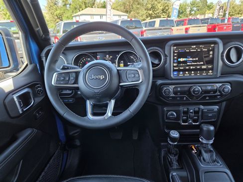 Used 2023 Jeep Wrangler Unlimited Sahara AWD/4WD image 16