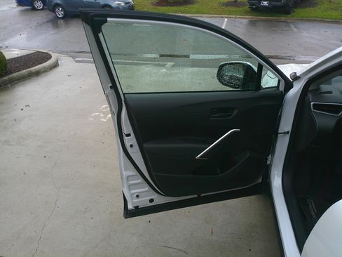 Used 2024 Toyota Corolla Cross LE w/ Moonroof Package image 17