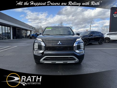 Used 2024 Mitsubishi Outlander SE image 3