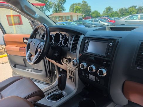 Used 2017 Toyota Sequoia Platinum AWD/4WD image 31