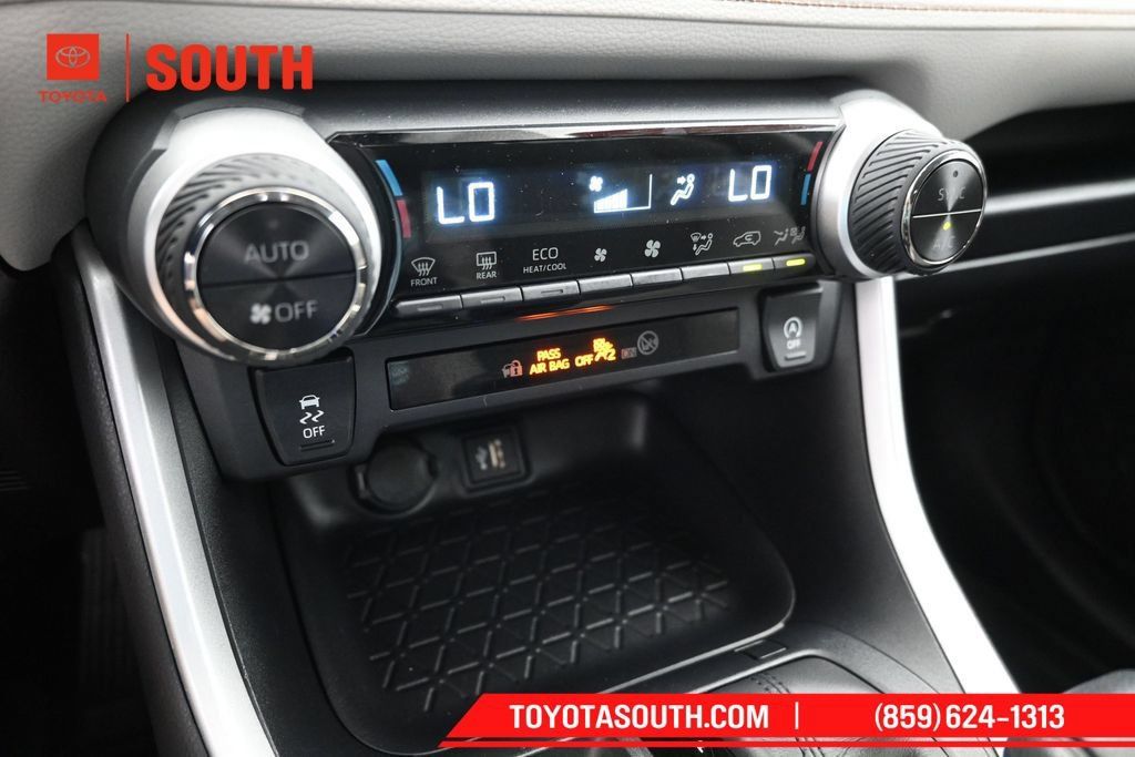 Used 2025 Toyota RAV4 XLE AWD/4WD image 18