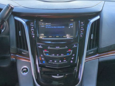 Used 2019 Cadillac Escalade Luxury RWD image 17
