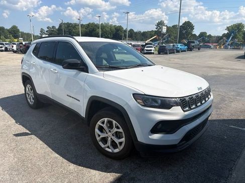 Used 2024 Jeep Compass Latitude AWD/4WD image 7