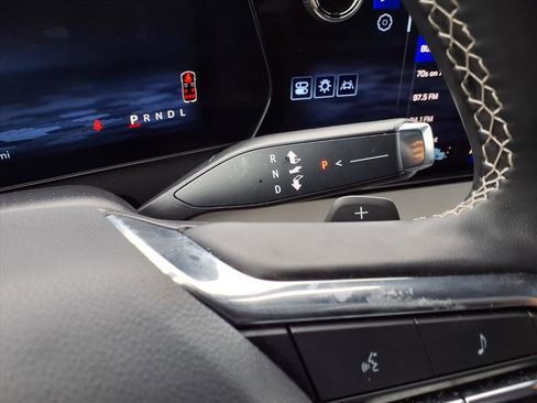 Used 2025 Chevrolet Traverse LT image 15