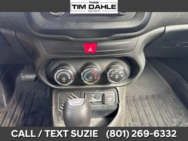 Used 2017 Jeep Renegade Latitude FWD image 13