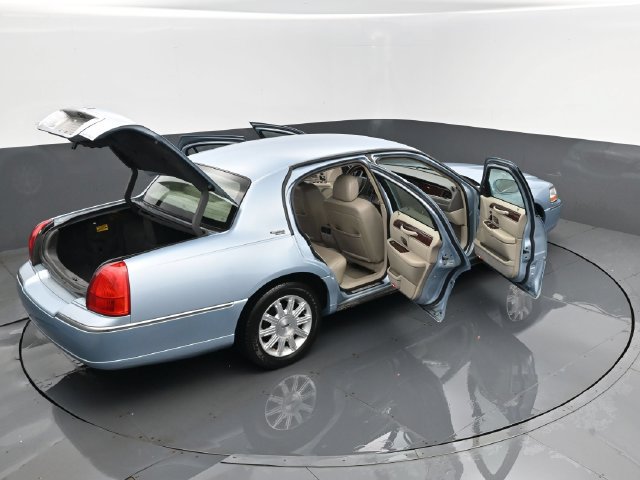 Used 2010 Lincoln Town Car Signature Limited RWD image 30
