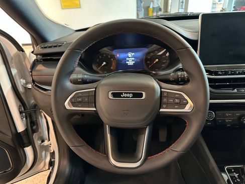 Used 2025 Jeep Compass Trailhawk AWD/4WD image 28