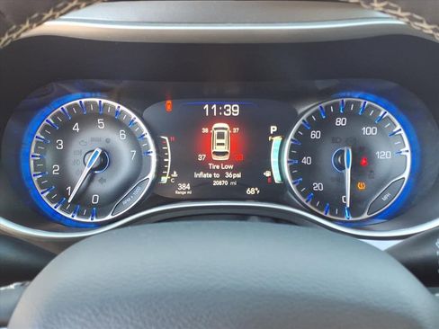 Used 2024 Chrysler Pacifica Touring-L image 19