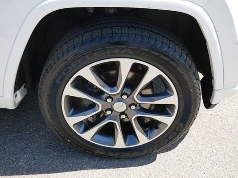 Used 2018 Jeep Grand Cherokee Overland AWD/4WD image 7