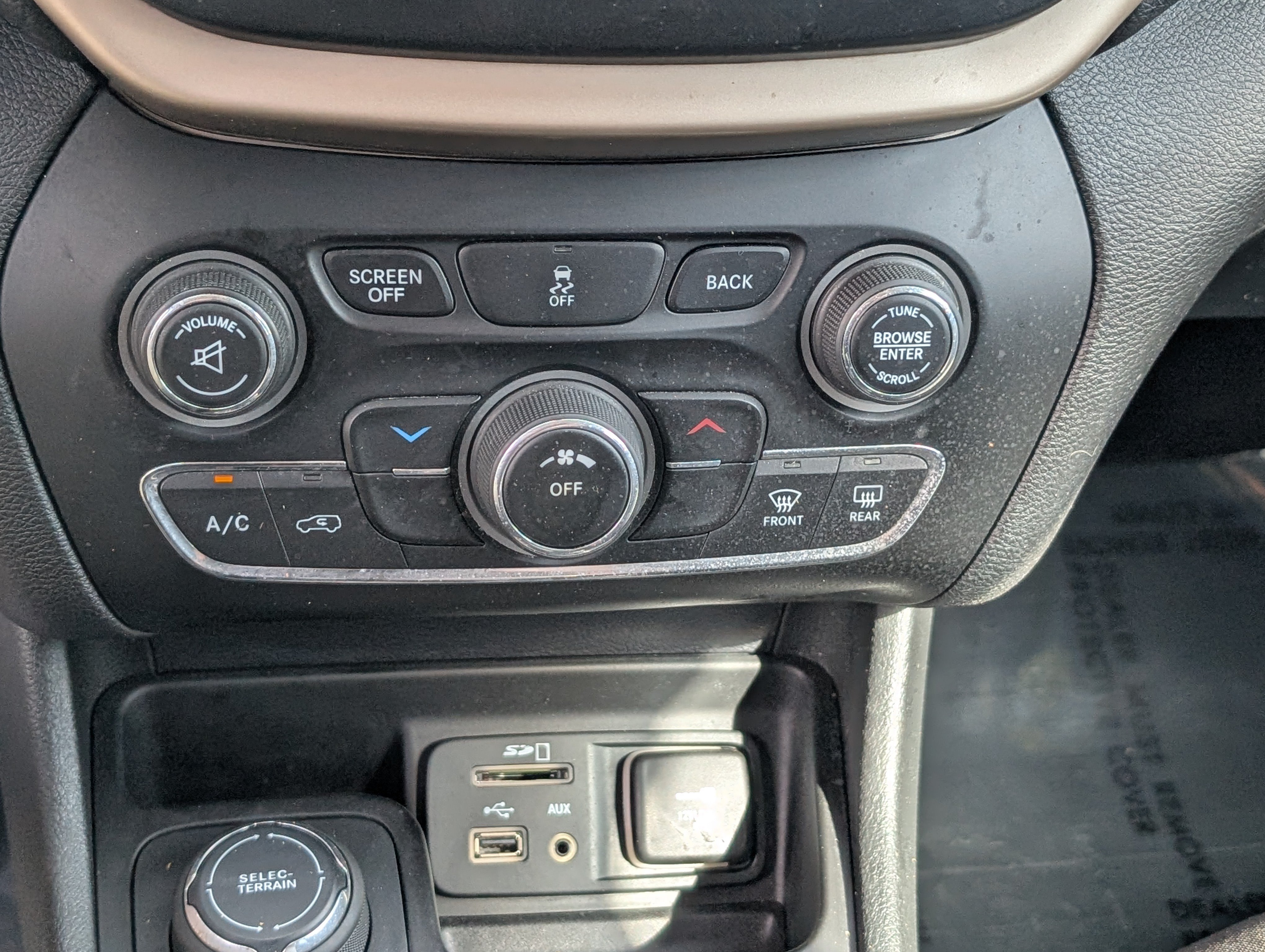 Used 2014 Jeep Cherokee Latitude AWD/4WD image 24