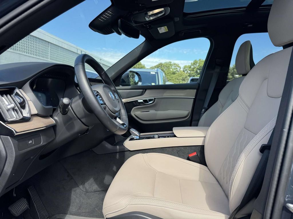 Used 2026 Volvo XC90 B6 Plus w/ Protection Package Premier AWD/4WD image 13