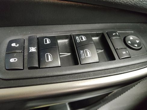 Used 2019 Jeep Cherokee Latitude Plus w/ Comfort/Convenience Group image 27