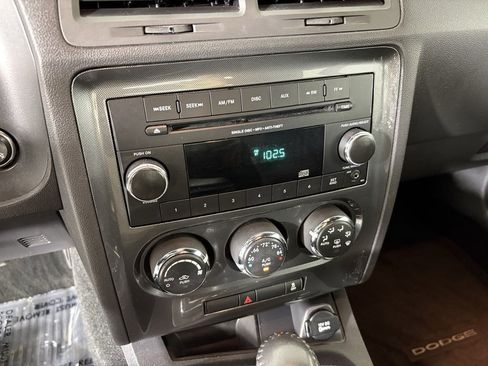 Used 2014 Dodge Challenger SXT image 25