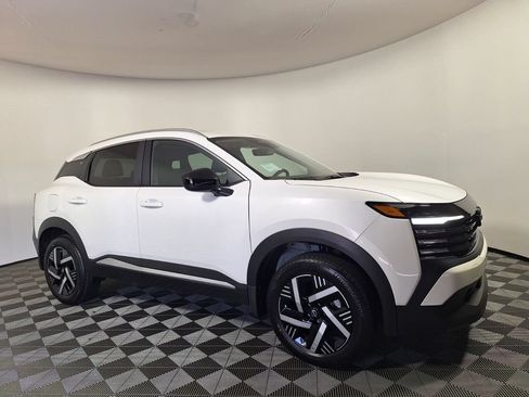 Used 2026 Nissan Kicks SV w/ SV Premium Package FWD image 3