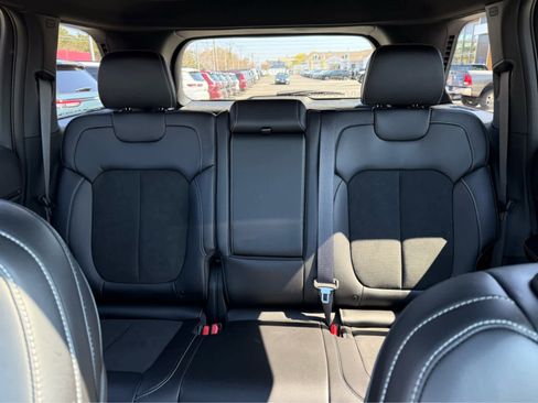 Used 2025 Jeep Grand Cherokee Altitude AWD/4WD image 24
