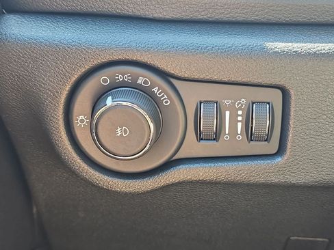 Used 2025 Chrysler Pacifica Limited FWD image 32