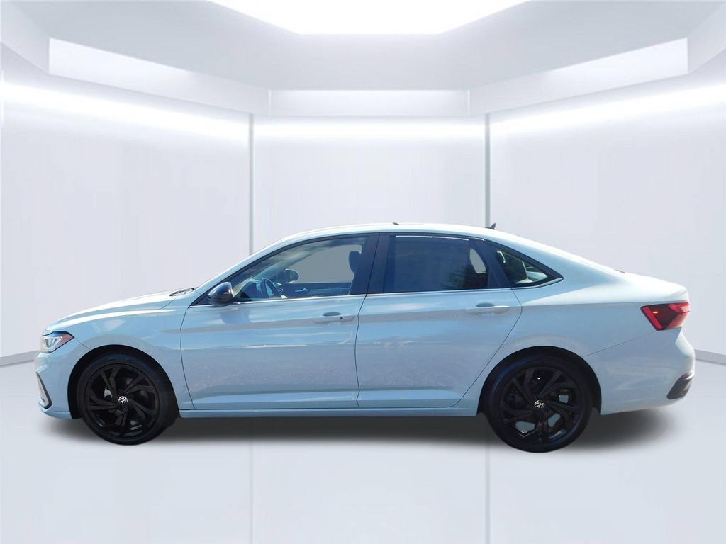 Used 2025 Volkswagen Jetta SE FWD image 6