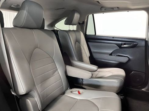 Used 2021 Toyota Highlander XLE FWD image 13