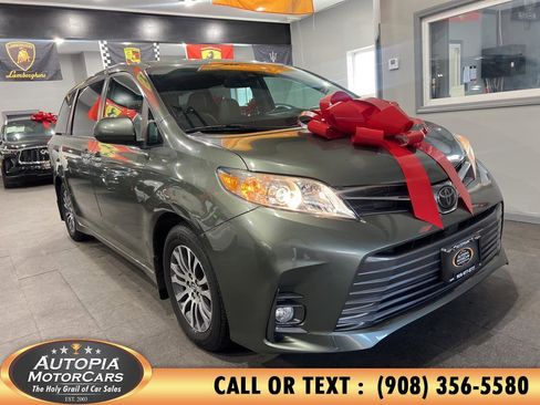 Used 2019 Toyota Sienna XLE image 52